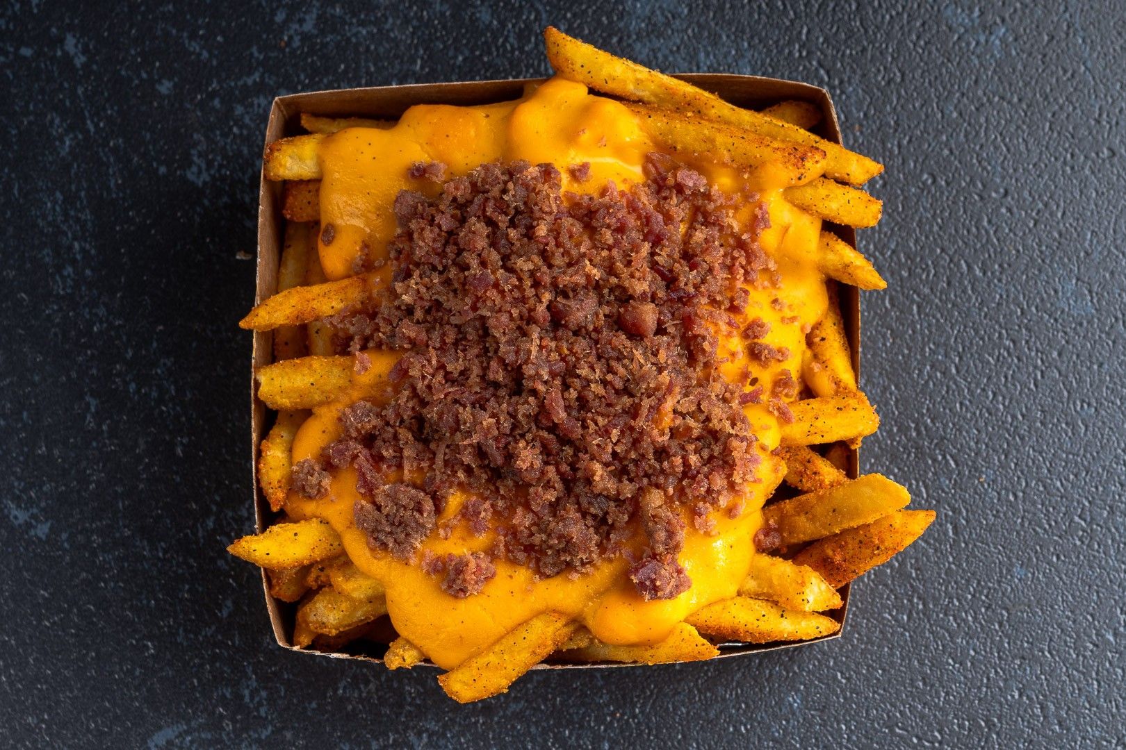 Batata Cheddar & Bacon: Batata frita coberta de cheddar e farofa de bacon.