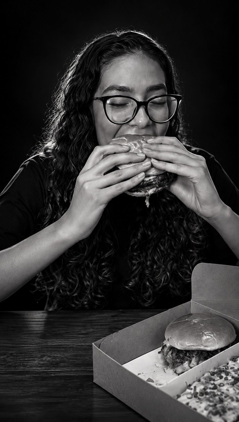 Dienne Braga comendo um hambúrguer do HC