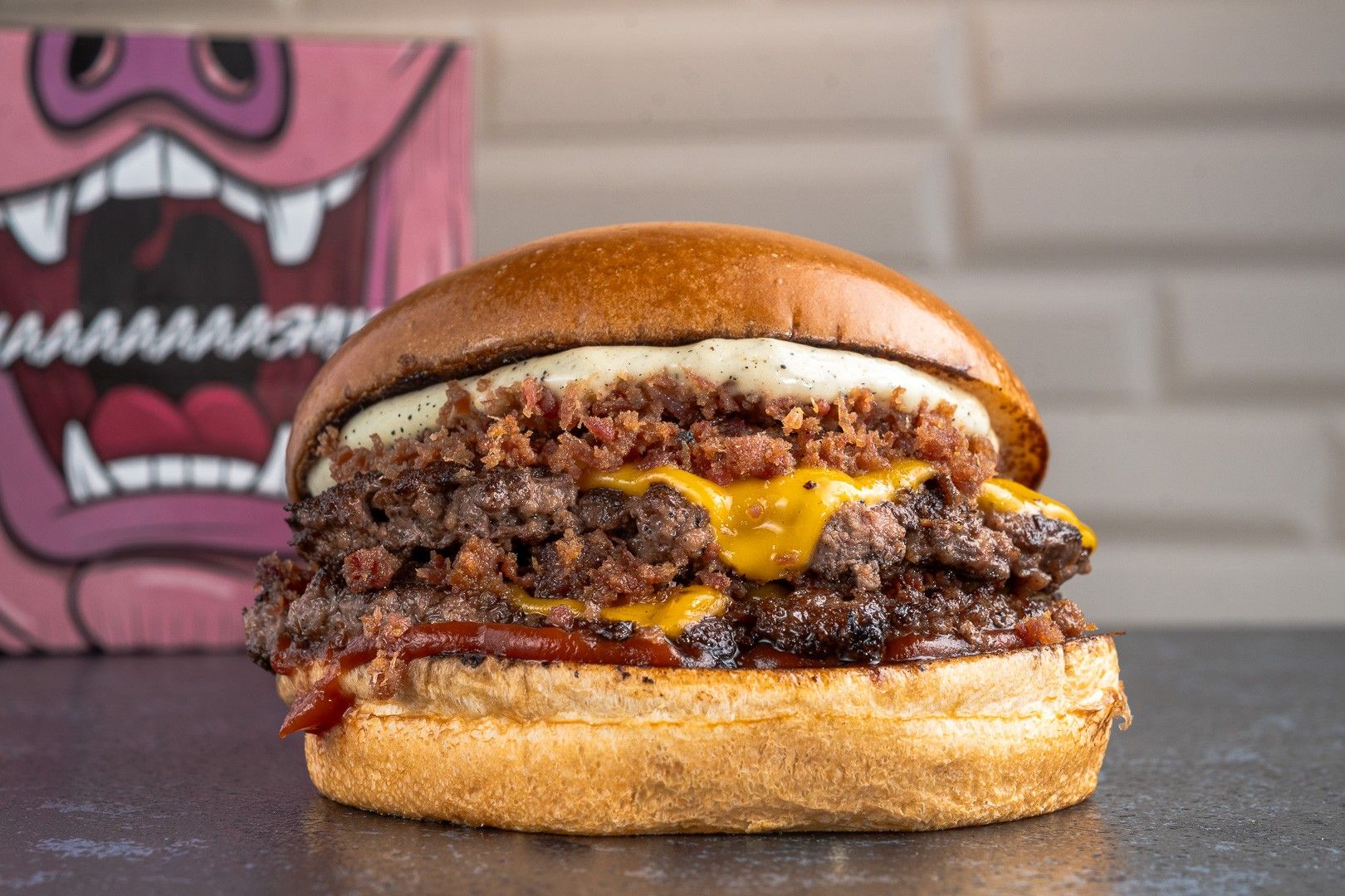 HC Bacon Duplo: Dois smashes, cheddar e bacon crocante.